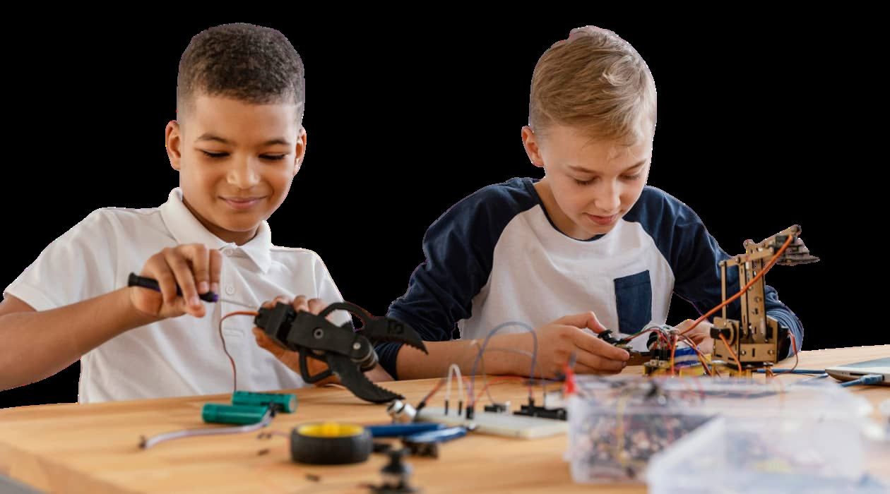 Niños aprendiendo con kits de robótica